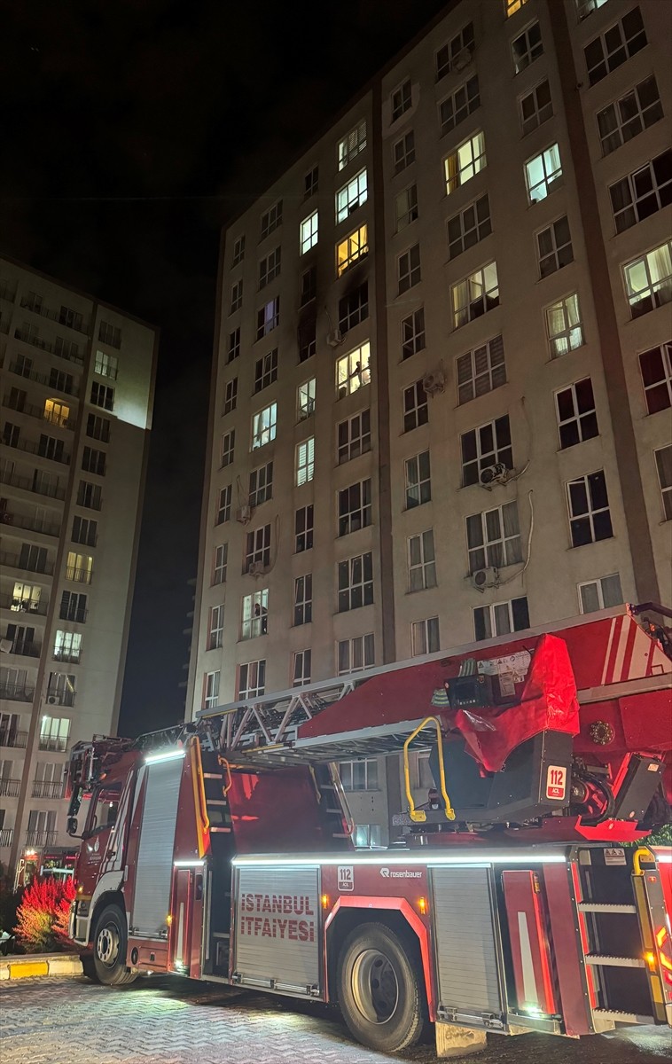 İstanbul Esenyurt'ta bir sitede çıkan yangında paniğe kapılarak 8'inci kattan aşağı atlayan kadın...