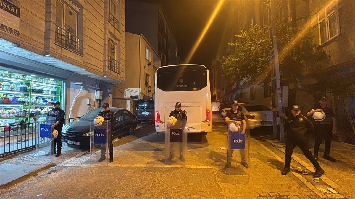 İstanbul Esenyurt'ta komşular arasında çıkan kavgada 7 kişi hafif yaralandı. İhbar üzerine...