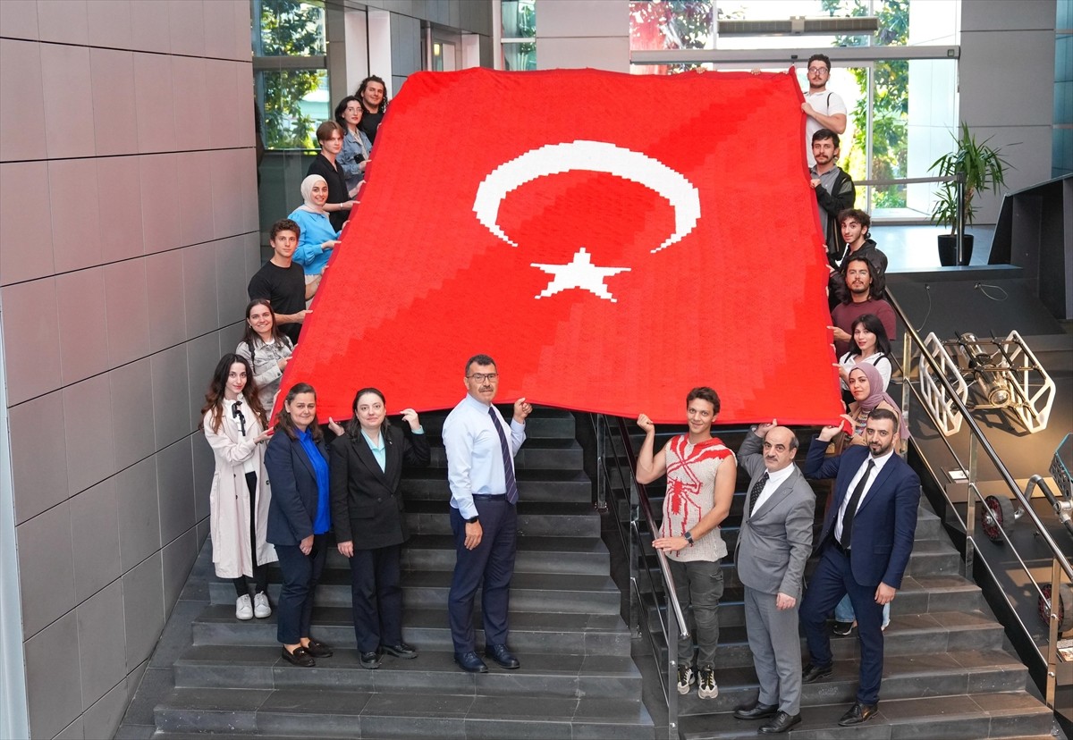 İstanbul Teknik Üniversitesi'nde (İTÜ) hazırlanan 6x4 metre boyutundaki Türk bayrağı, 19 Mayıs...
