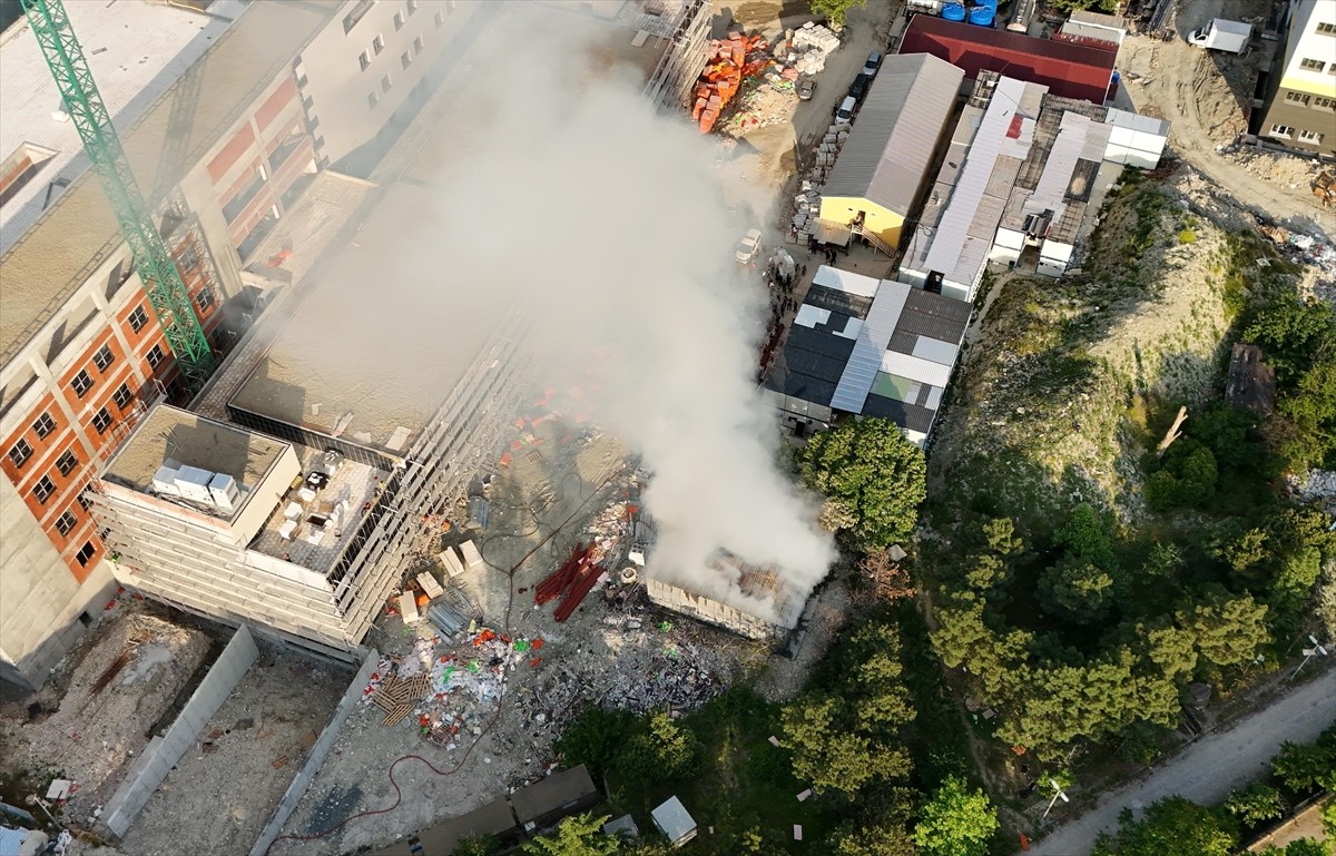  İstanbul Üniversitesi-Cerrahpaşa'nın Avcılar Yerleşkesi'ndeki depoda çıkan yangın itfaiye...