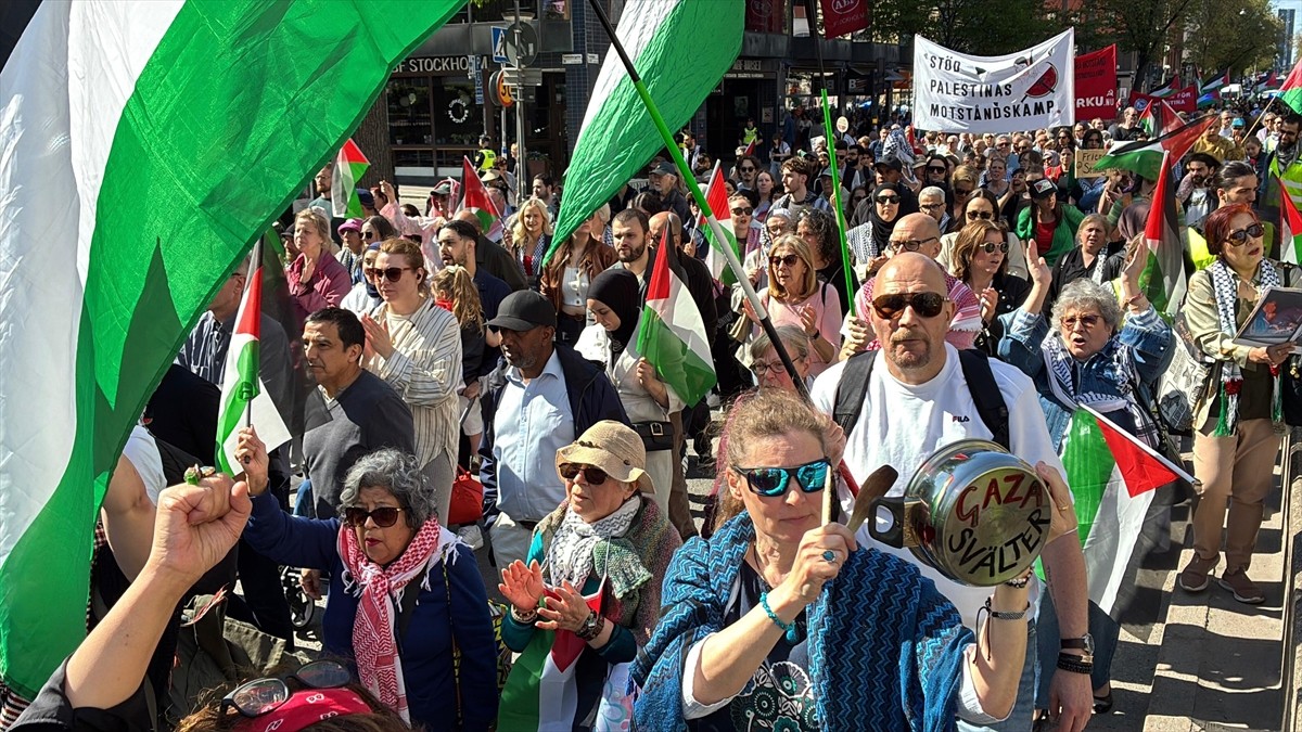 İsveç'in başkenti Stockholm'de İsrail'in Gazze saldırıları protesto edilirken, "Mavi Marmara"...