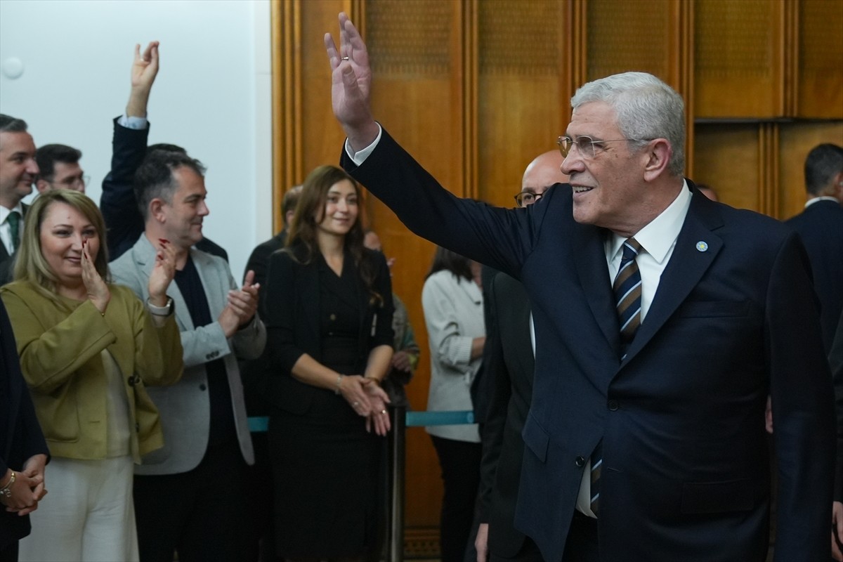 İYİ Parti Genel Başkanı Müsavat Dervişoğlu (sağda), partisinin TBMM Grup Toplantısı'na...