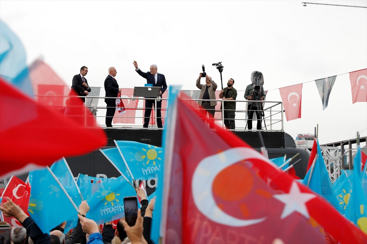 İYİ Parti Genel Başkanı Müsavat Dervişoğlu, Samsun'da Tütün İskelesi'nde parti otobüsünden...