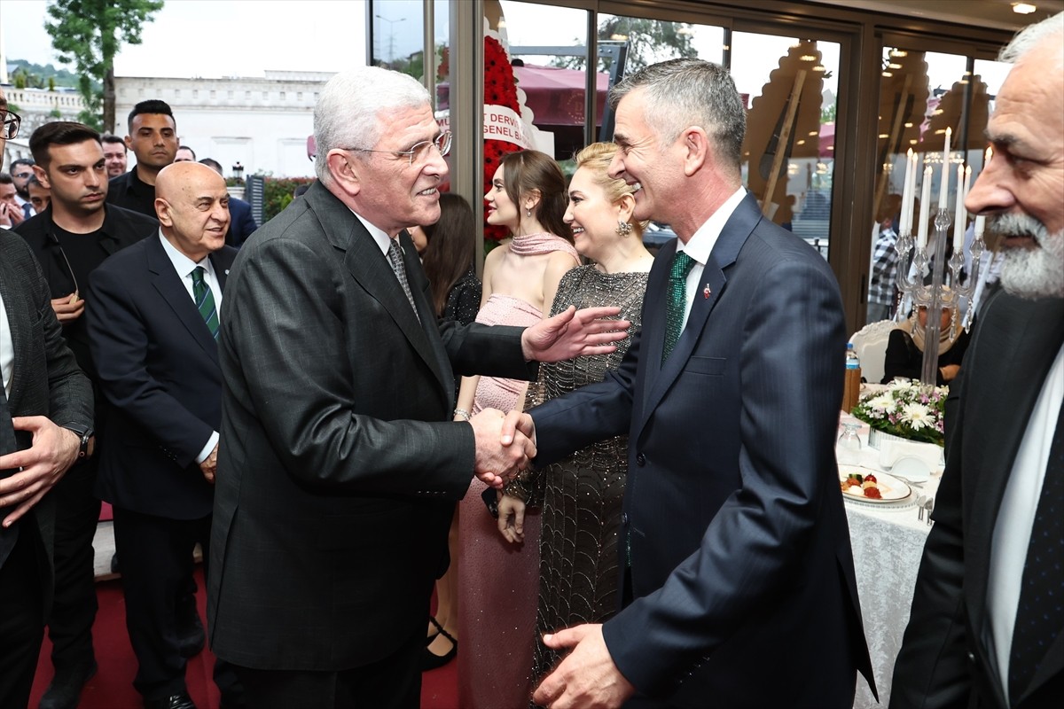 İYİ Parti Genel Başkanı Müsavat Dervişoğlu (solda), Bağımsız Sakarya Milletvekili Ümit Dikbayır'ın...