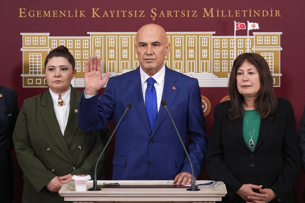 İYİ Parti Grup Başkanvekili Turhan Çömez (ortada), Meclis'te düzenlediği basın toplantısında Yeni...