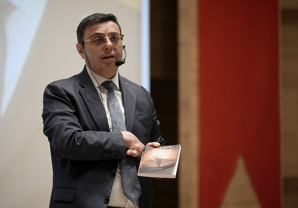 İzmir'de, bebekken buğday tarlasında çıkan yangında vücudunda kalıcı yanıklar oluşan ve ellerini...