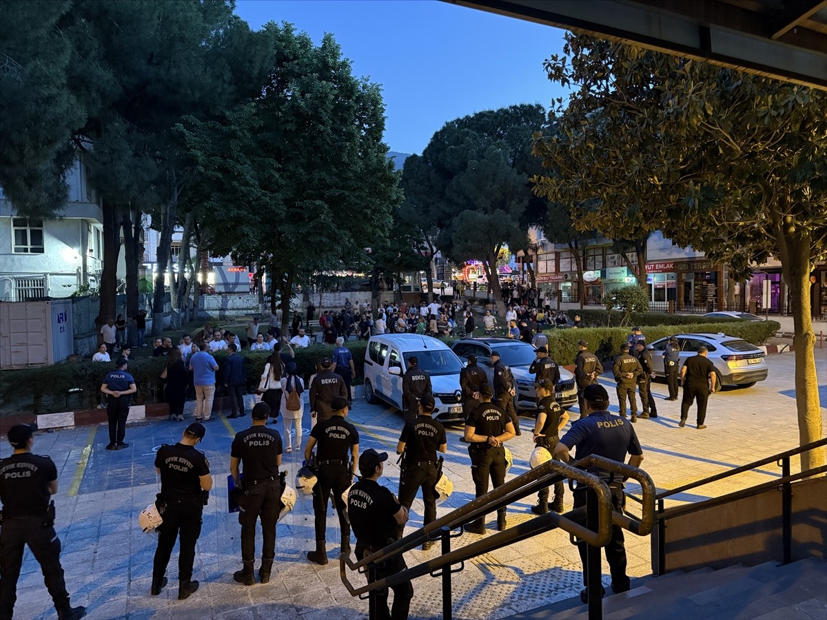 İzmir'de, duvarlara Cumhurbaşkanı Recep Tayyip Erdoğan'a hakaret içerikli yazılar yazılmasına...