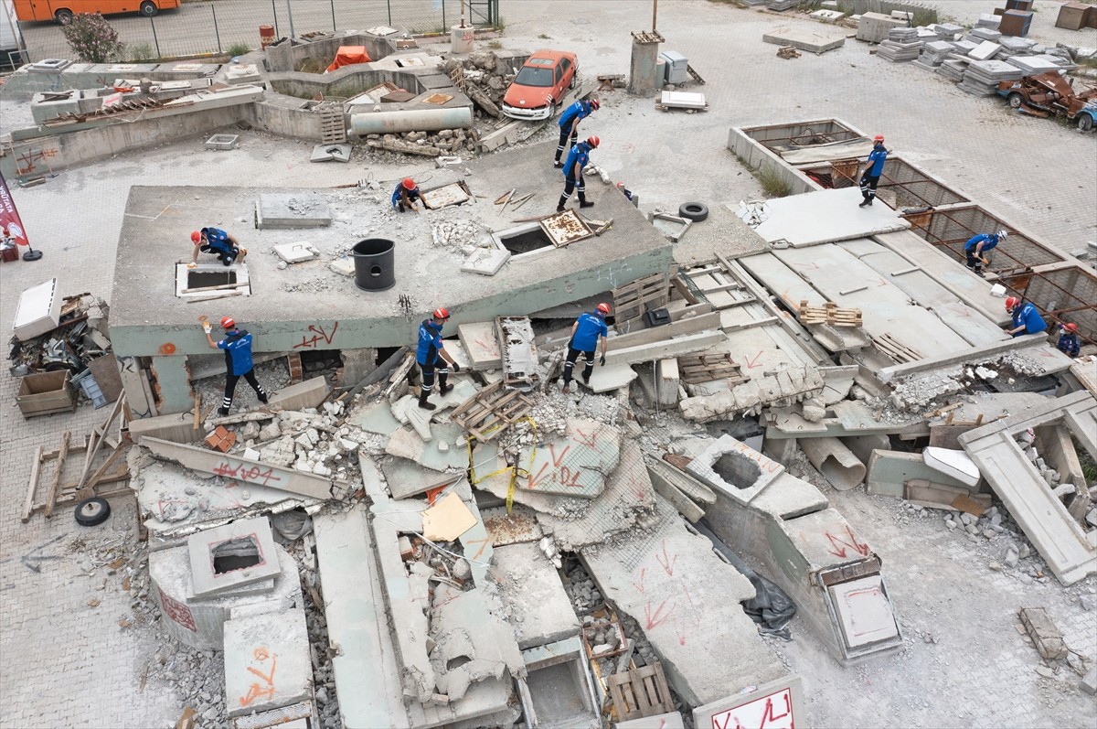 İzmir'de hastane çalışanlarından oluşan Atatürk Arama ve Kurtarma Ekibi, olası afetlerde...