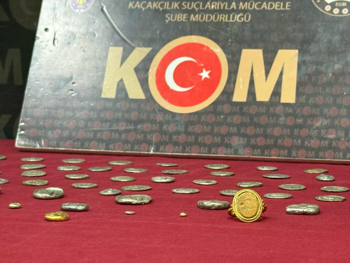 İzmir'de havalimanında bazıları diş macunu ve tıraş kremi tüplerine gizlenmiş 130 sikke, 32 obje...