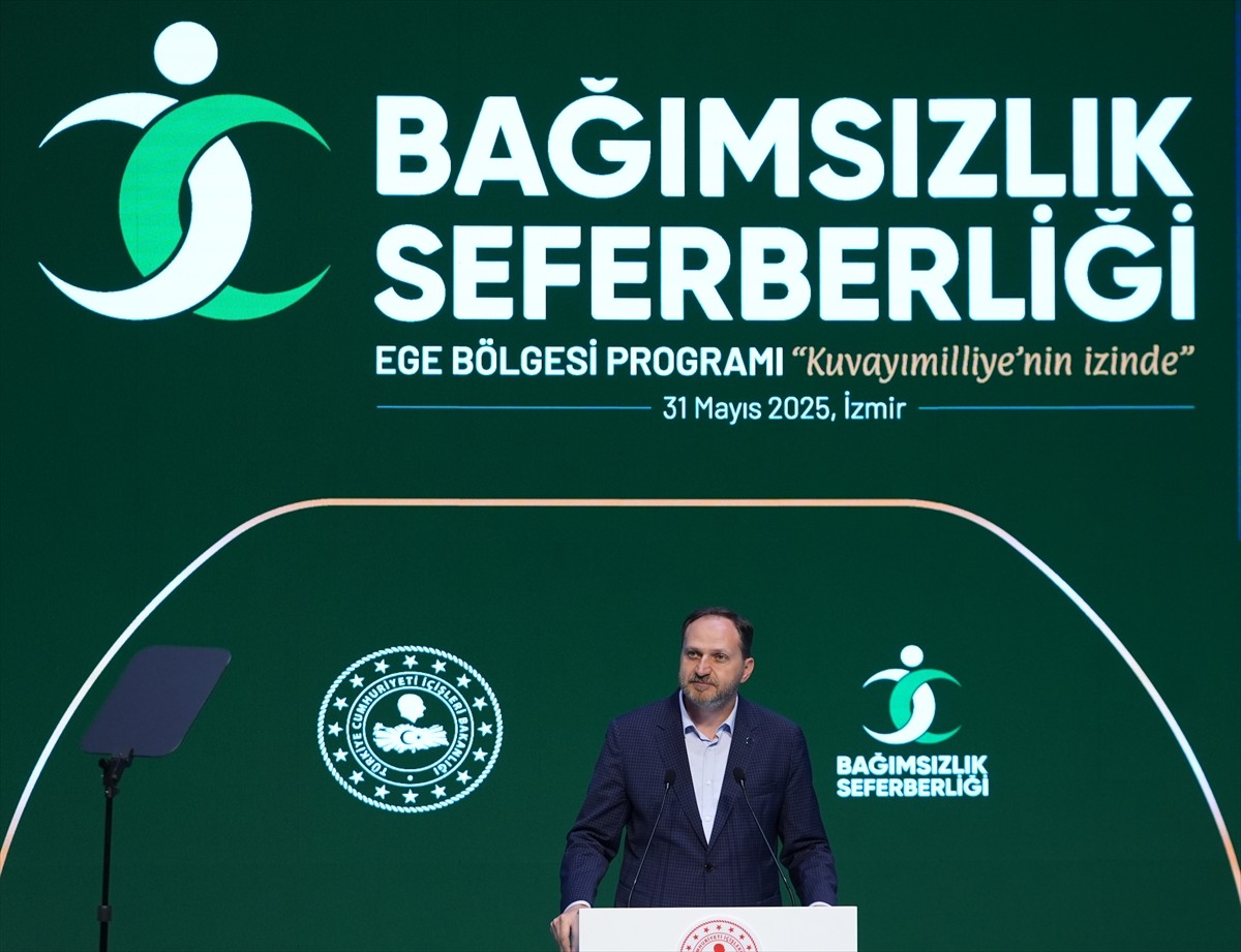 İzmir'de İçişleri Bakanlığının öncülüğünde Yeşilay'ın ev sahipliğinde gerçekleştirilen...