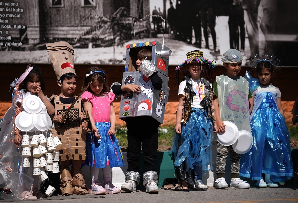 İzmir'de ilkokulda düzenlenen "Sıfır Atık Şenliği" kapsamında, atık malzemeler kullanılarak...