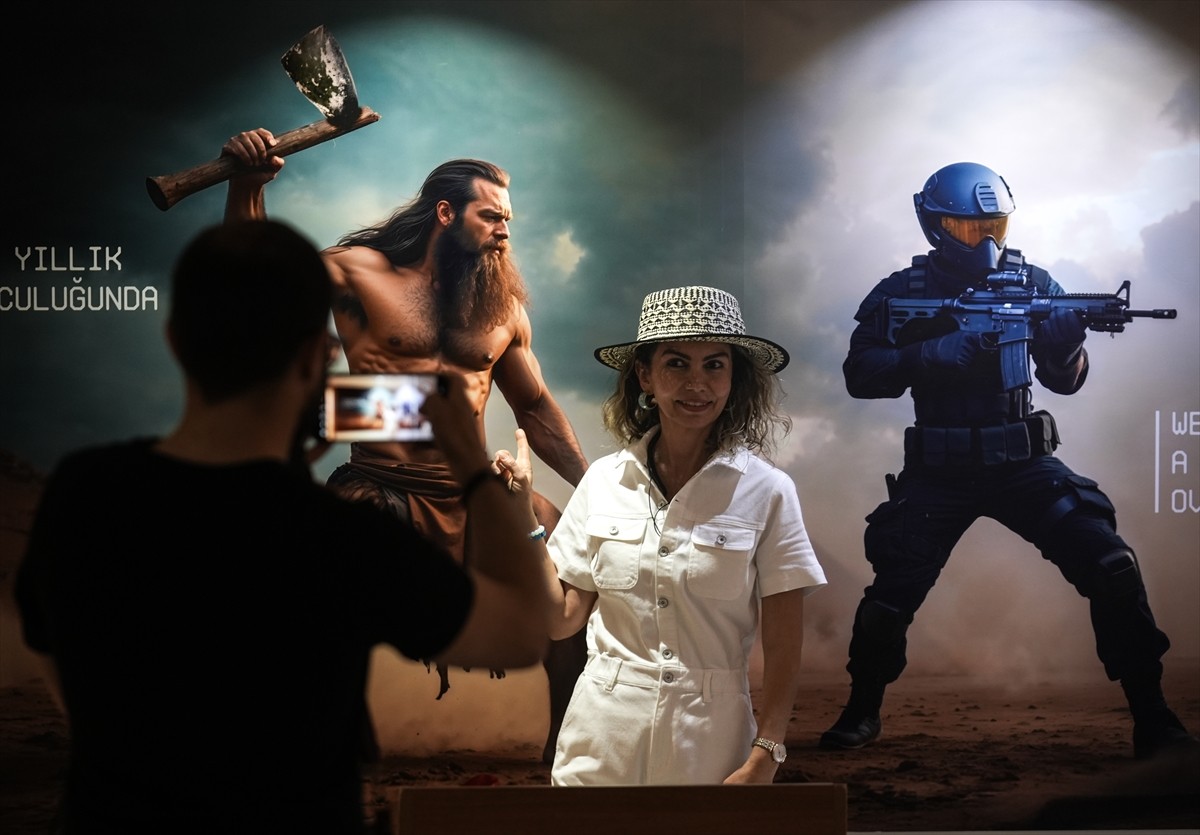 İzmir'de, Kültür ve Turizm Bakanlığının "102. Yılda 100+2 Süreli Sergi" projesi kapsamında Efes...