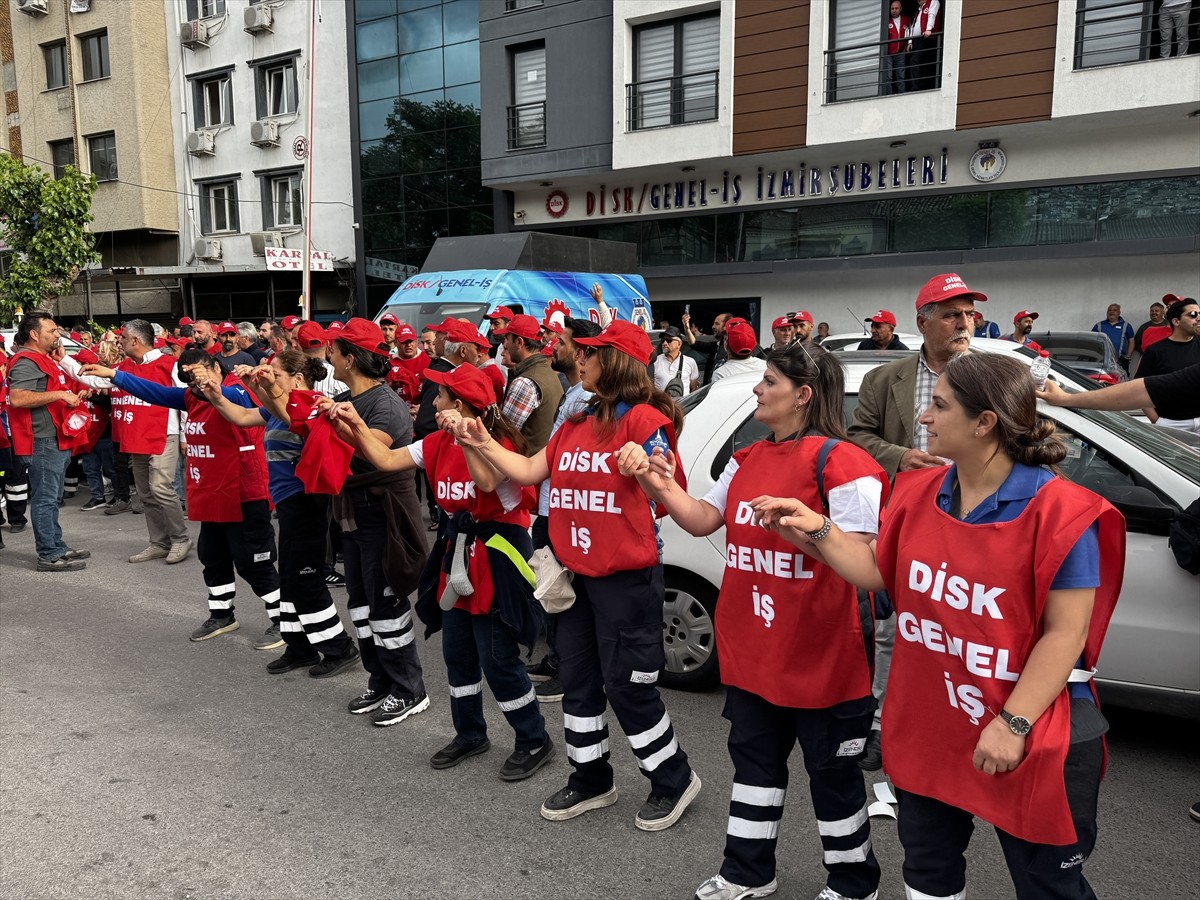 İzmir'de toplu iş sözleşmelerindeki anlaşmazlık nedeniyle Büyükşehir Belediyesi işçileri binaya...