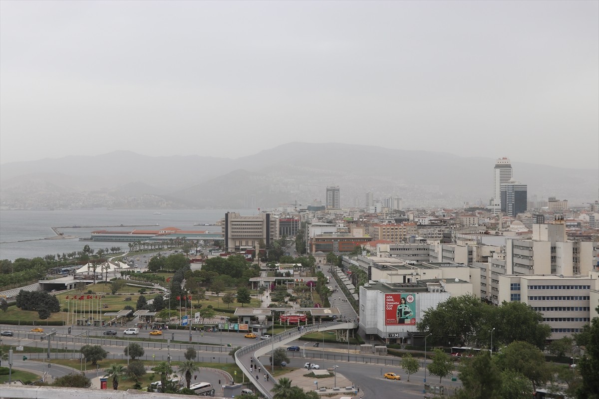 İzmir'de toz taşınımı hayatı olumsuz etkiledi. Toz taşınımı nedeniyle hava kalitesi ve görüş...