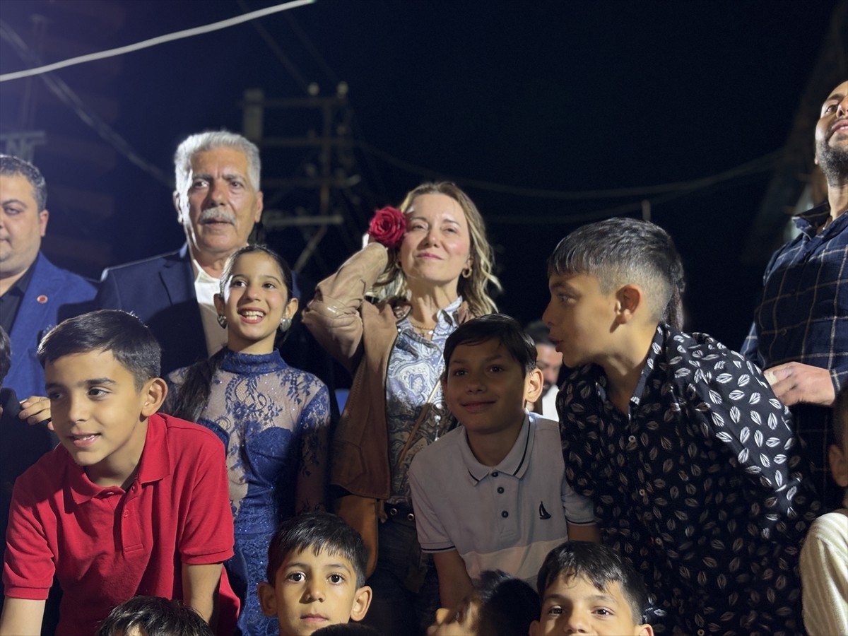 İzmir'de vatandaşlar, baharın müjdecisi Hıdırellez’i coşkuyla kutladı. Konak ilçesine bağlı Ege...