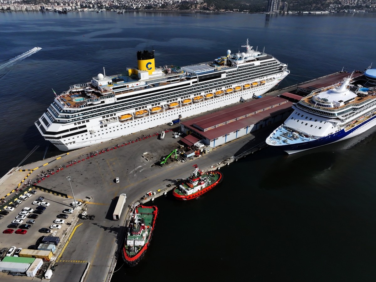 İzmir'e "Costa Fascinosa" ile "Marella Discovery 2" adlı kruvaziyerler 4 bin 540 turist getirdi....