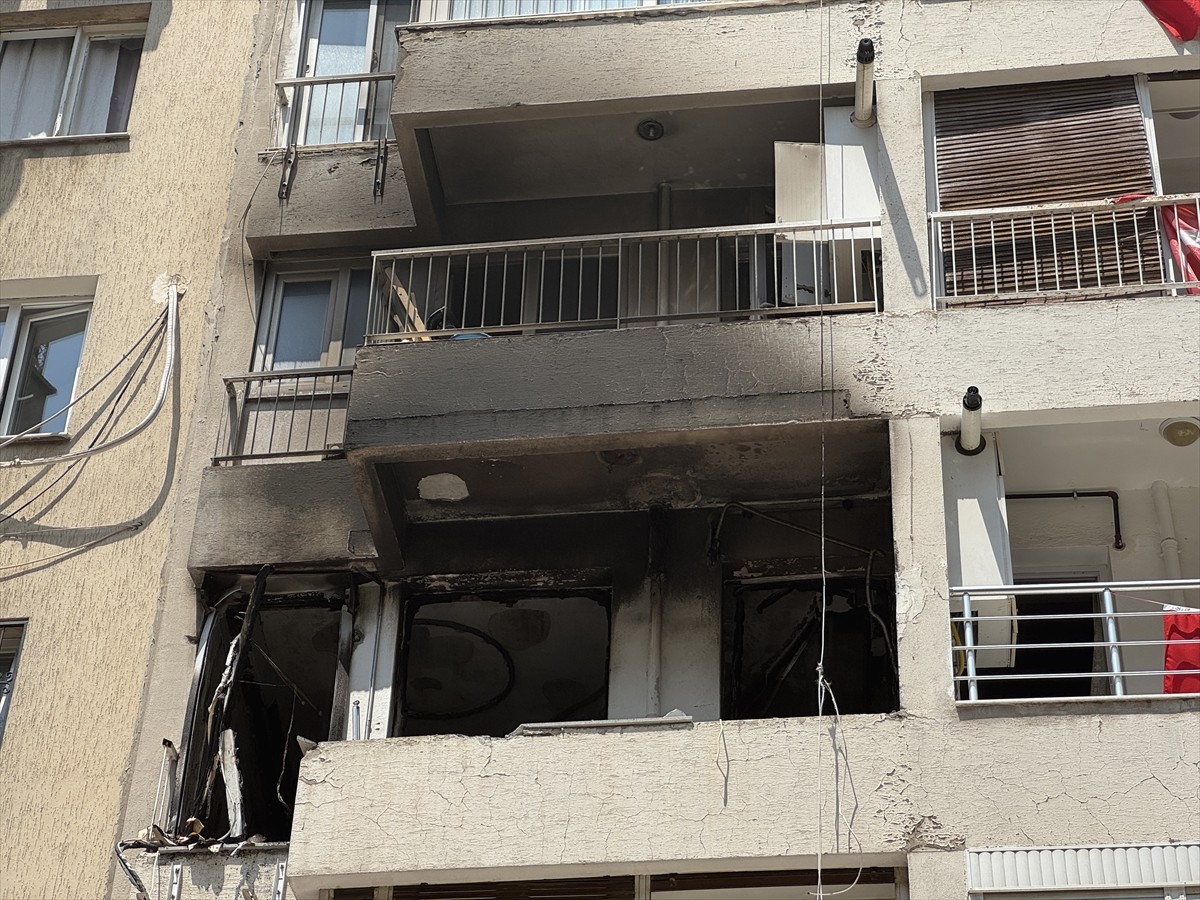 İzmir'in Bornova ilçesinde apartman dairesinde meydana gelen patlamada 4 kişi yaralandı. İhbar...