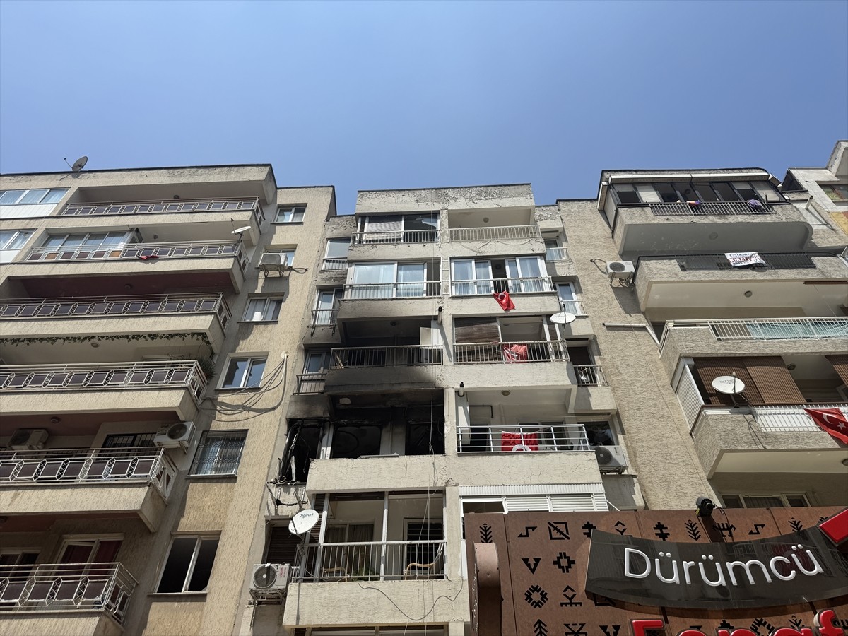 İzmir'in Bornova ilçesinde apartman dairesinde meydana gelen patlamada 4 kişi yaralandı. İhbar...