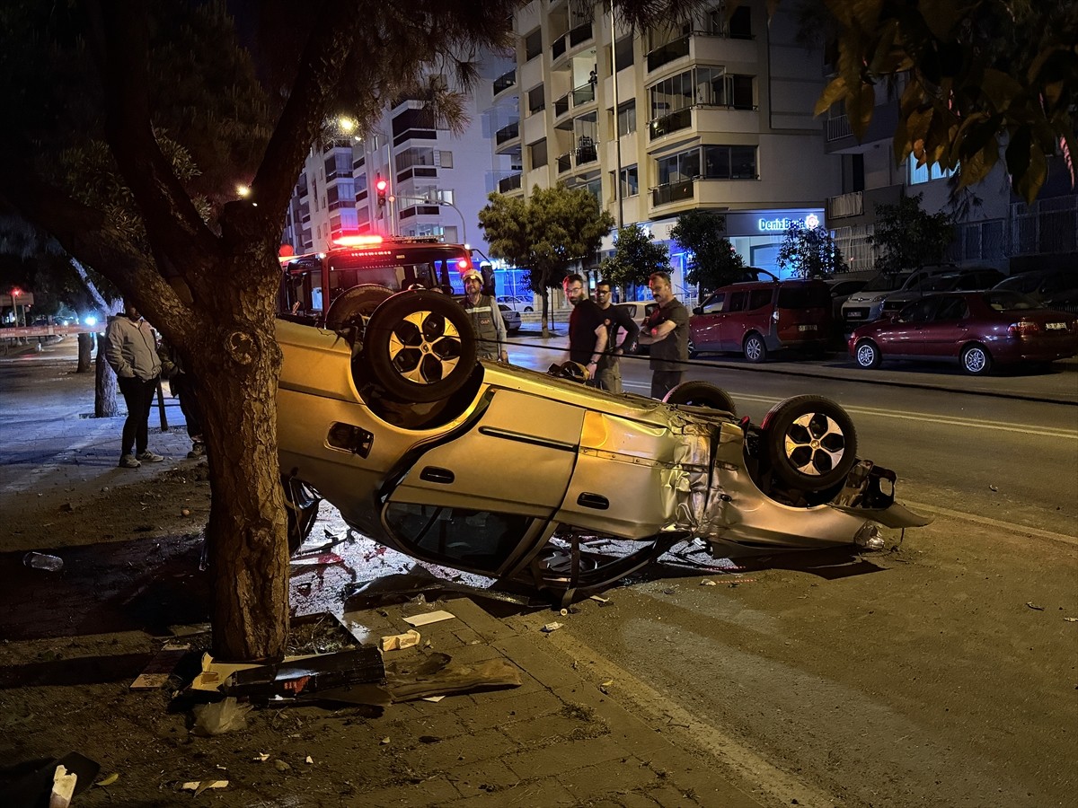 İzmir'in Konak ilçesinde takla atan otomobilin sürücü yaralandı.