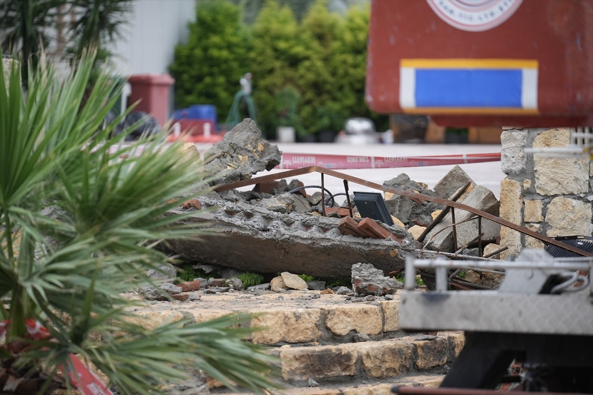 İzmir'in Menemen ilçesinde düğün salonunun dekoratif beton kemerinin yıkılması sonucu doktor...