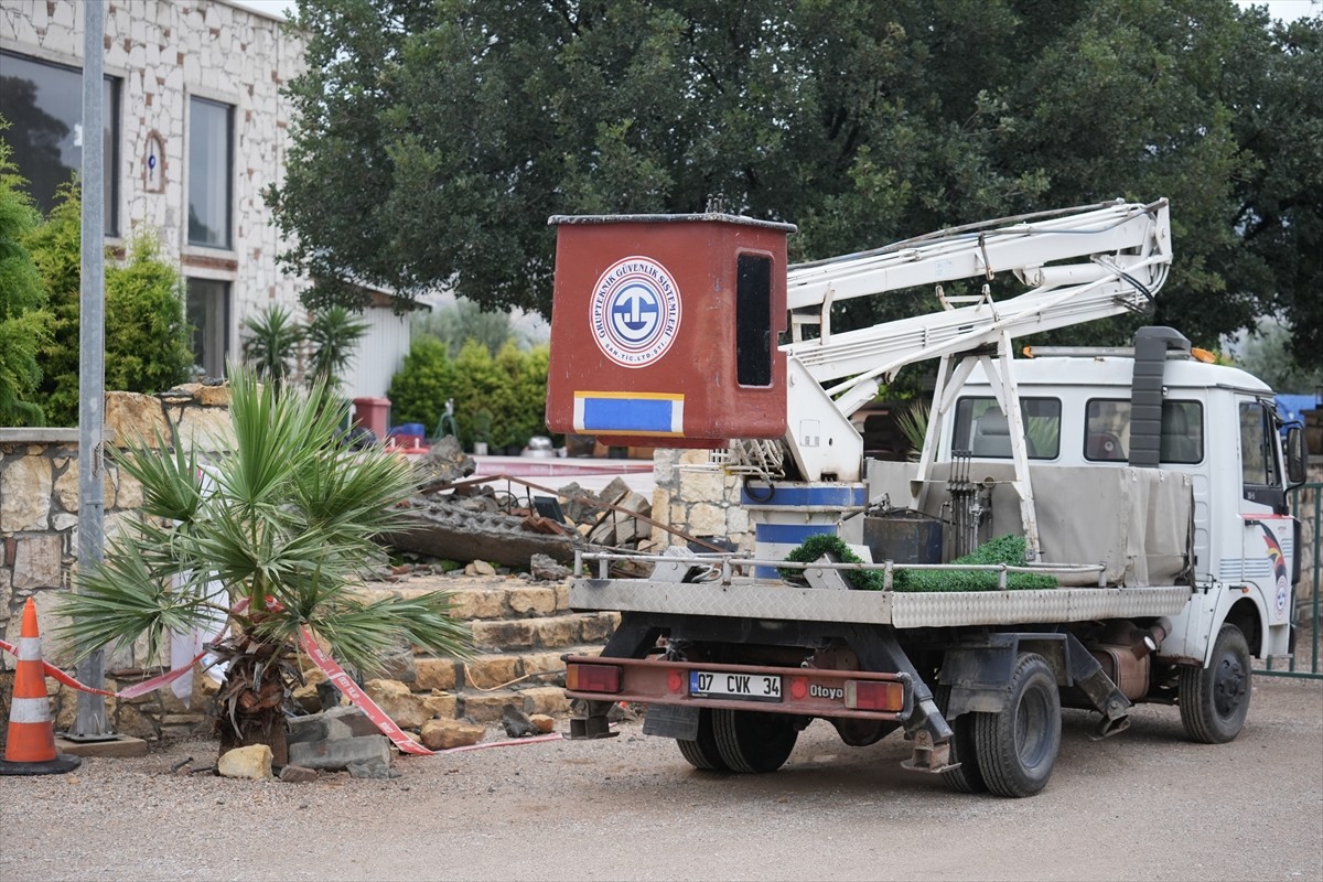 İzmir'in Menemen ilçesinde düğün salonunun dekoratif beton kemerinin yıkılması sonucu doktor...
