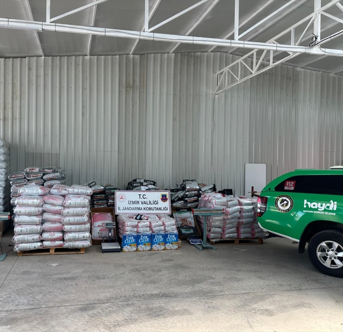 İzmir'in Menemen ilçesinde düzenlenen kaçakçılık operasyonunda 14 ton sahte kedi ve köpek maması...