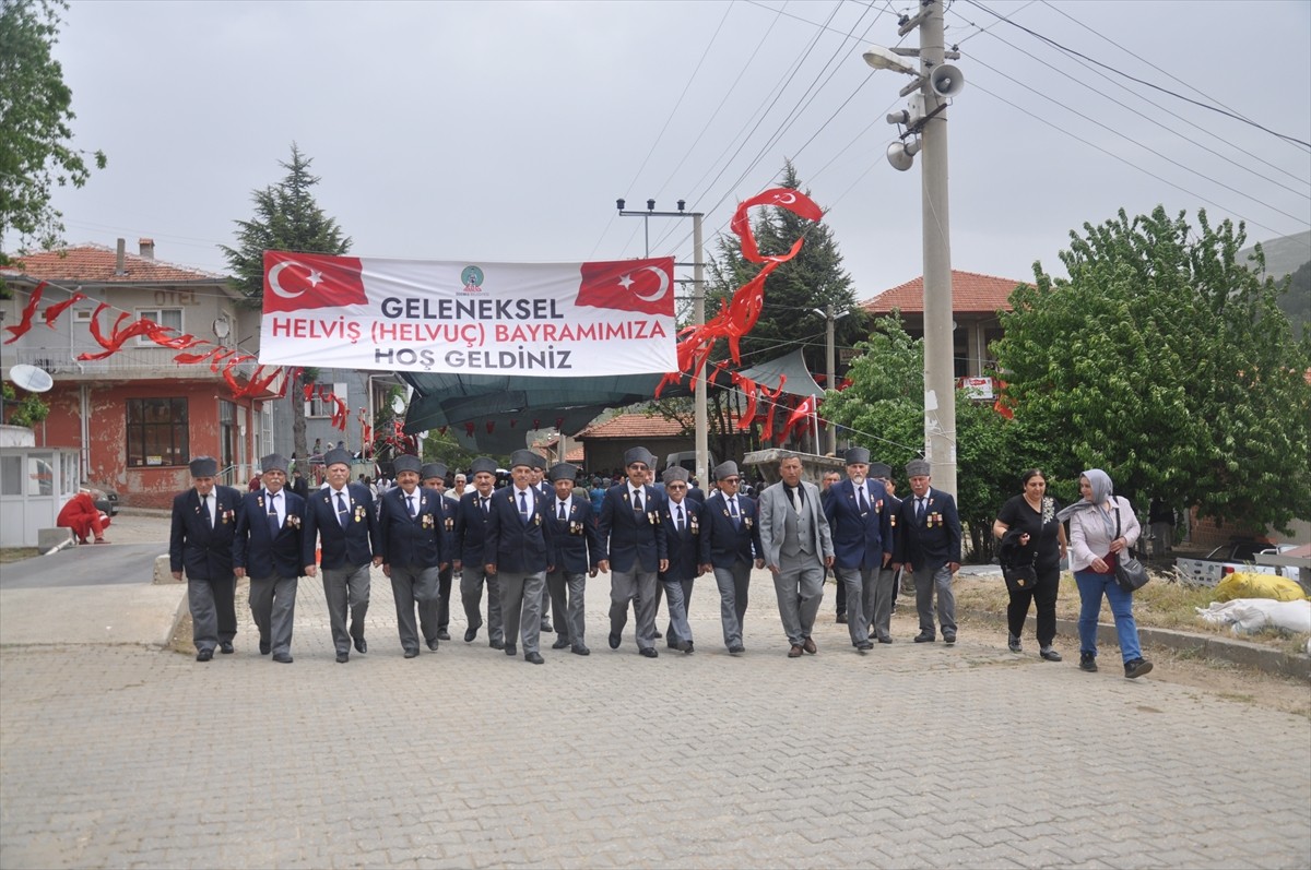 İzmir'in Ödemiş ilçesinde çocuklara dini bilinç kazandırmak amacıyla düzenlenen Helvuç (Helviş)...