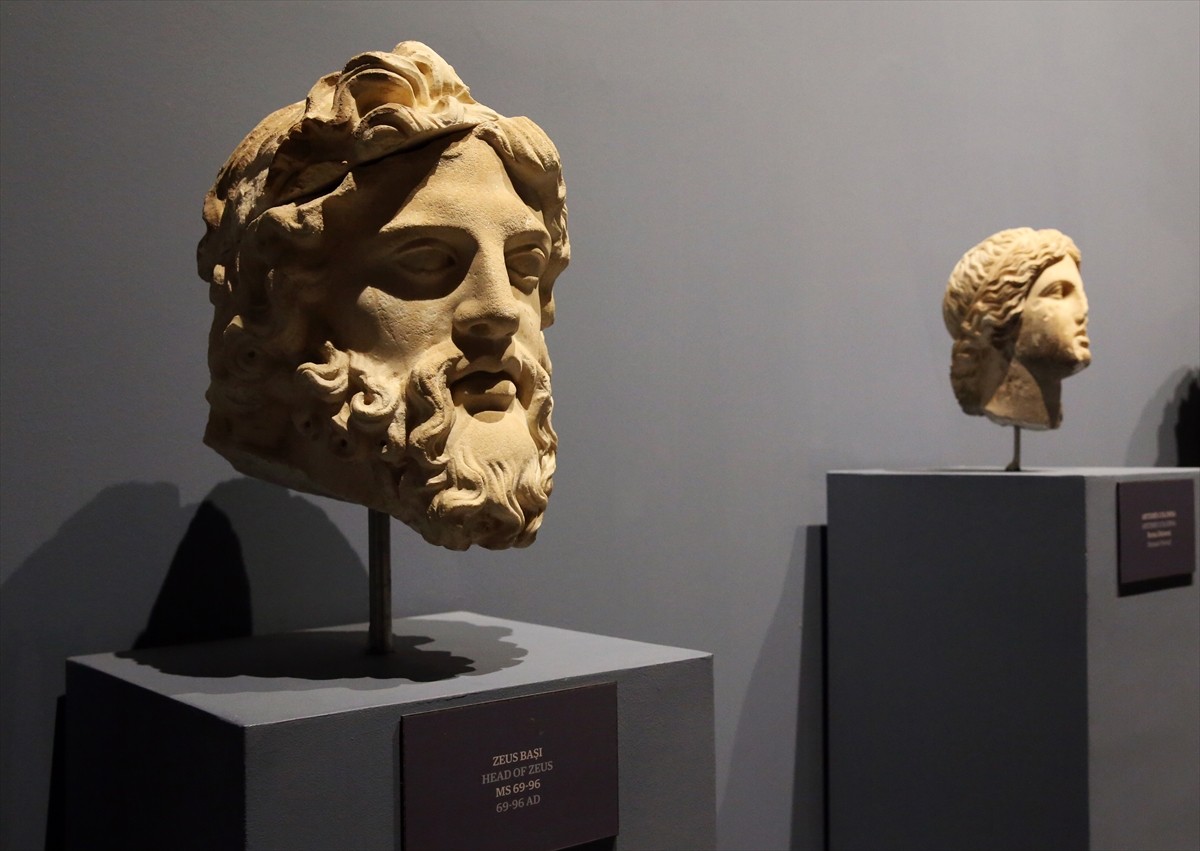 İzmir'in Selçuk ilçesinde yer alan Efes Müzesi, bünyesinde bulunan yaklaşık 4 bin eserle...