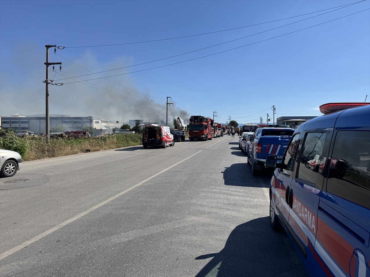 İzmir'in Torbalı ilçesinde sandalye fabrikasında çıkan yangına itfaiye ekipleri müdahale...