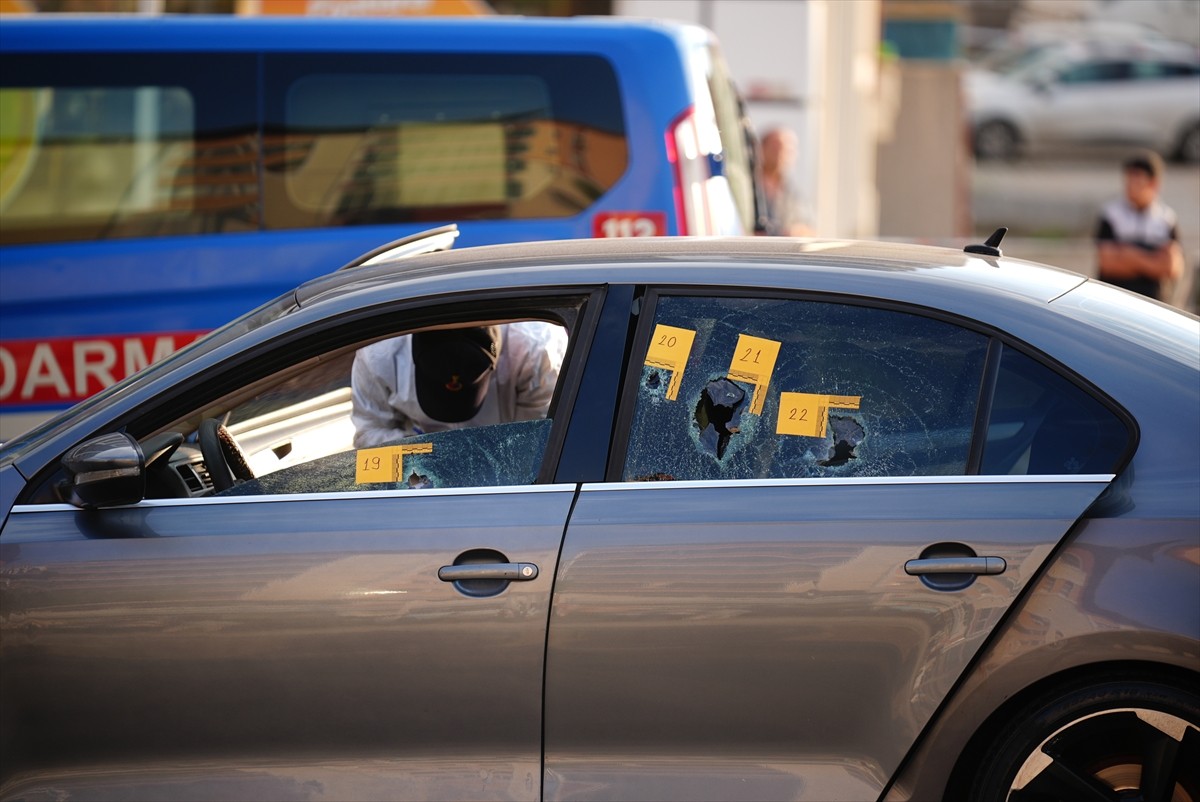 İzmir'in Torbalı ilçesinde seyir halindeki otomobile düzenlenen silahlı saldırıda 3 kişi hayatını...