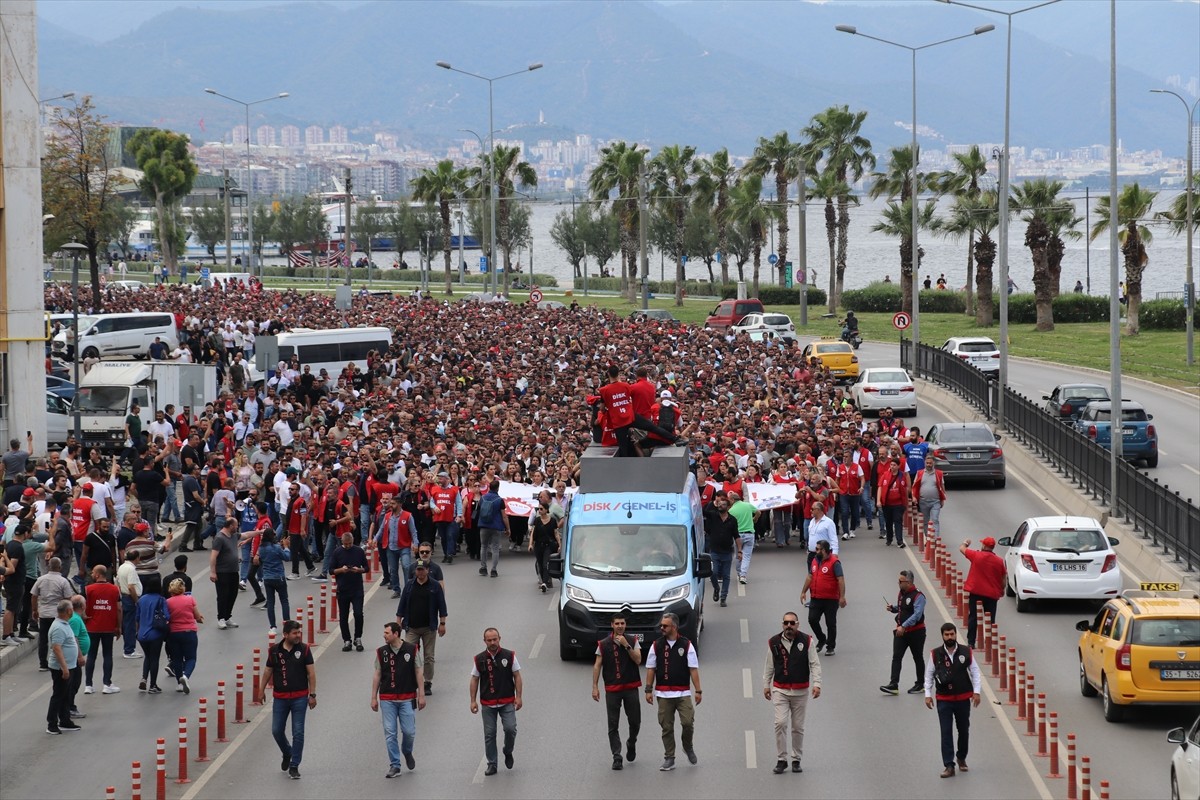 İzmir Büyükşehir Belediyesine bağlı iştiraklerde yaklaşık 23 bin çalışanı ilgilendiren toplu iş...