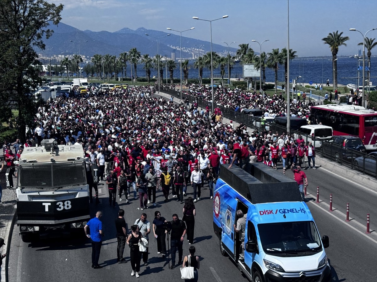 İzmir Büyükşehir Belediyesine bağlı iştiraklerde yaklaşık 23 bin çalışanı ilgilendiren toplu iş...