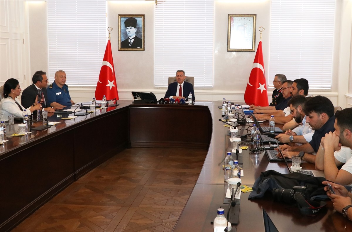 İzmir Valisi Süleyman Elban, Valilik'te düzenlenen toplantıda, 2024 ve 2025 yılının 1 Ocak-30...