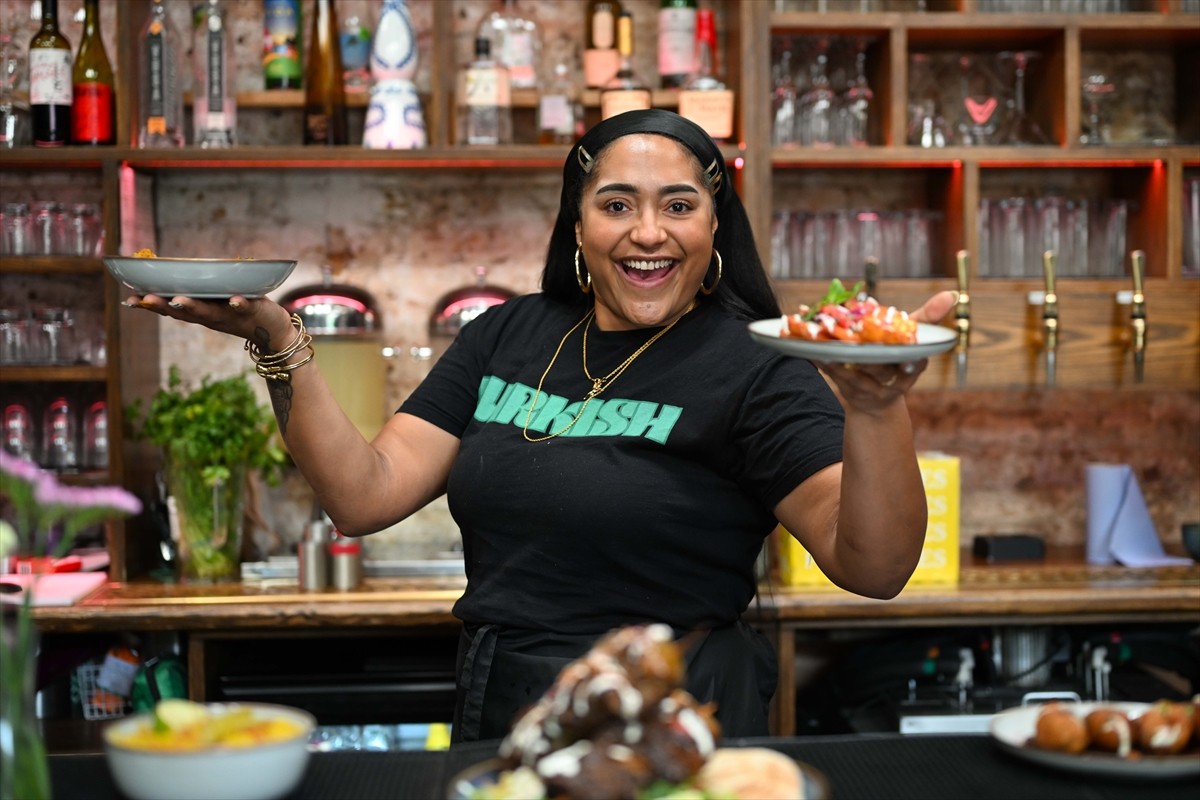 Jamaikalı anne ile Kıbrıs Türkü bir babanın şef kızı Nazlı Ramadan, Londra'daki restoranında...