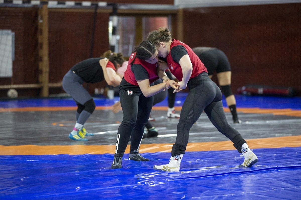 Kadın Güreş Milli Takımı, Moğolistan ve Hırvatistan'da düzenlenecek şampiyonalara Bolu'nun Aladağ...