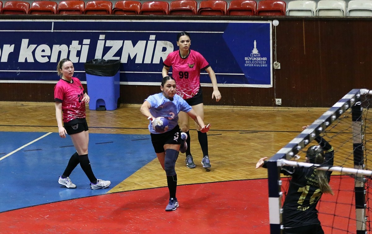 Kadınlar Hentbol Süper Lig play-off 7-8 etabı ikinci maçında İzmir Büyükşehir Belediyespor ile...