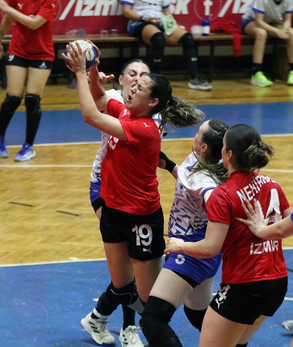 Kadınlar Hentbol Süper Lig play-off 7-8 etabı ilk maçında İzmir Büyükşehir Belediyespor ile...