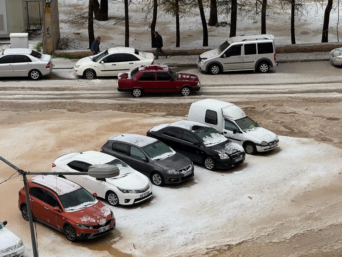Kahramanmaraş'ta sağanak ve dolu, yaşamı olumsuz etkiledi.
