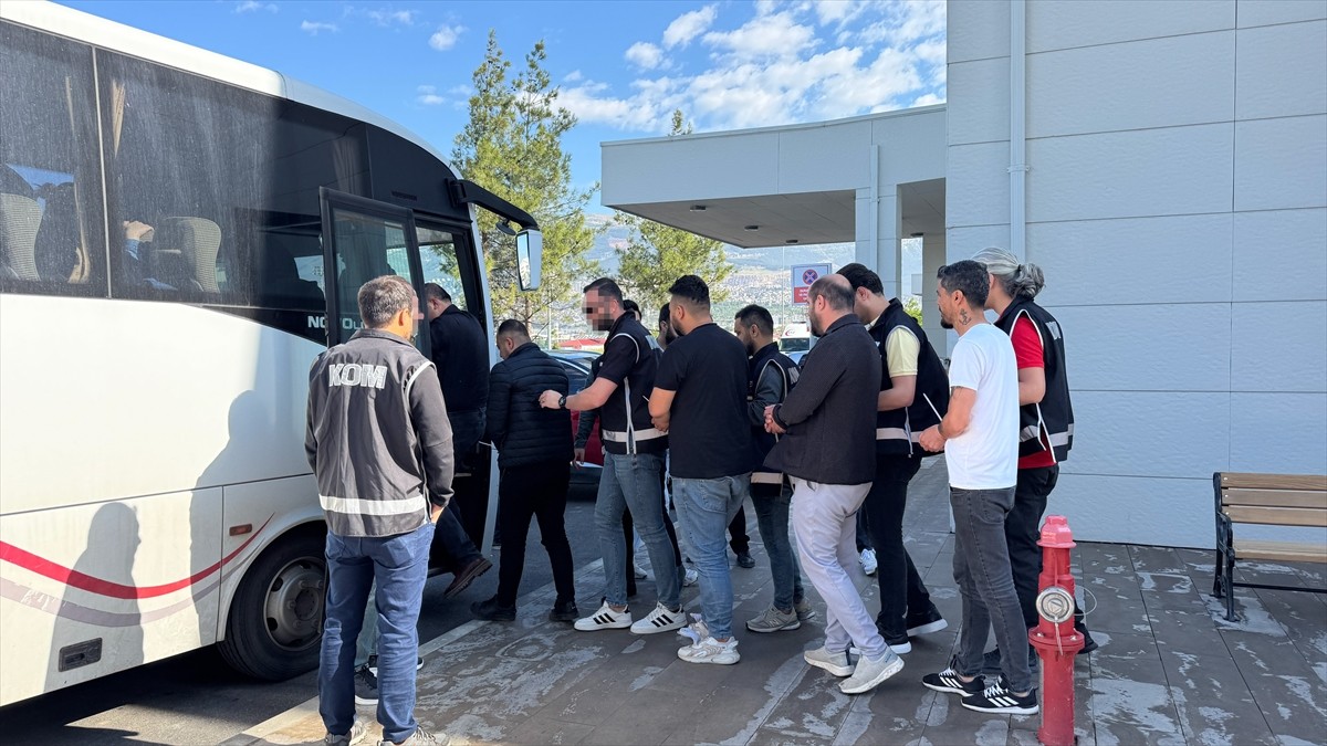 Kahramanmaraş merkezli 3 ilde düzenlenen tefecilik operasyonunda yakalanan 13 kişiden 5'i...