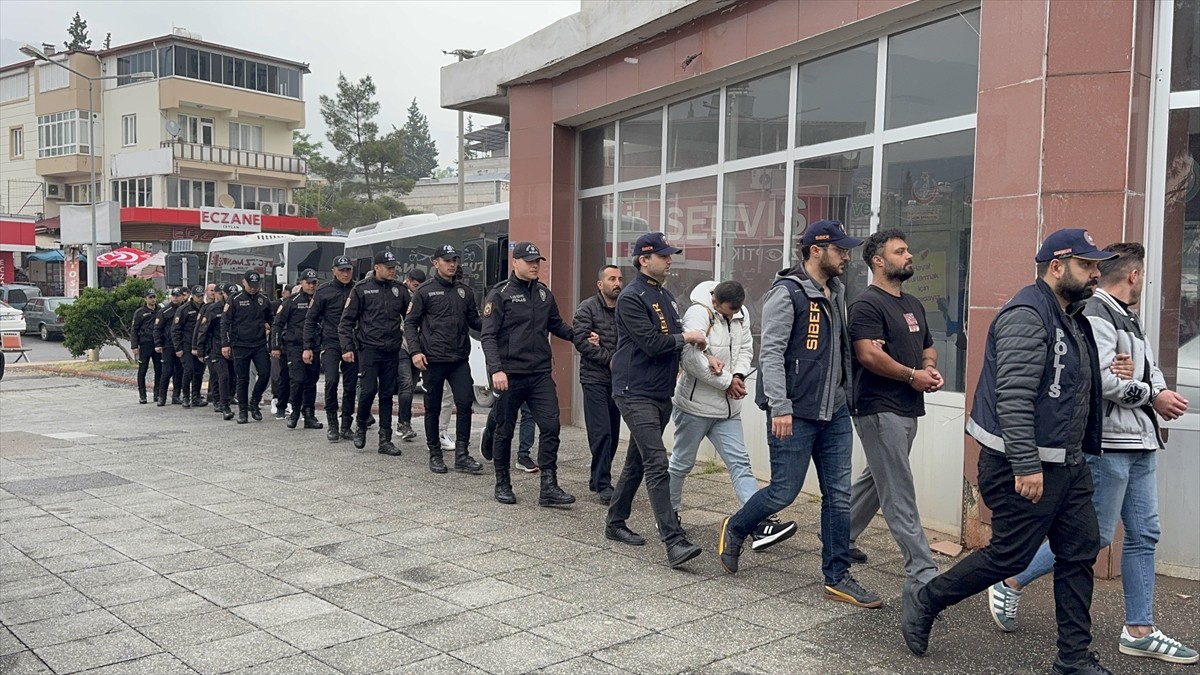 Kahramanmaraş merkezli 4 ilde dolandırıcılık yaptıkları iddiasıyla gözaltına alınan 20 şüpheliden...
