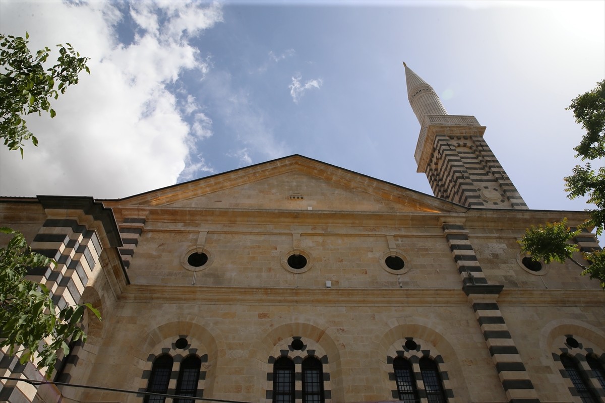 Kahramanmaraş merkezli 6 Şubat 2023'teki depremlerde kubbesi ve minareleri yıkılan, Gaziantep'in...