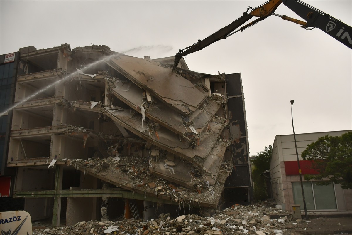 Kahramanmaraş merkezli 6 Şubat 2023'teki depremlerden etkilenen Adıyaman'ın Besni ilçesinde ağır...