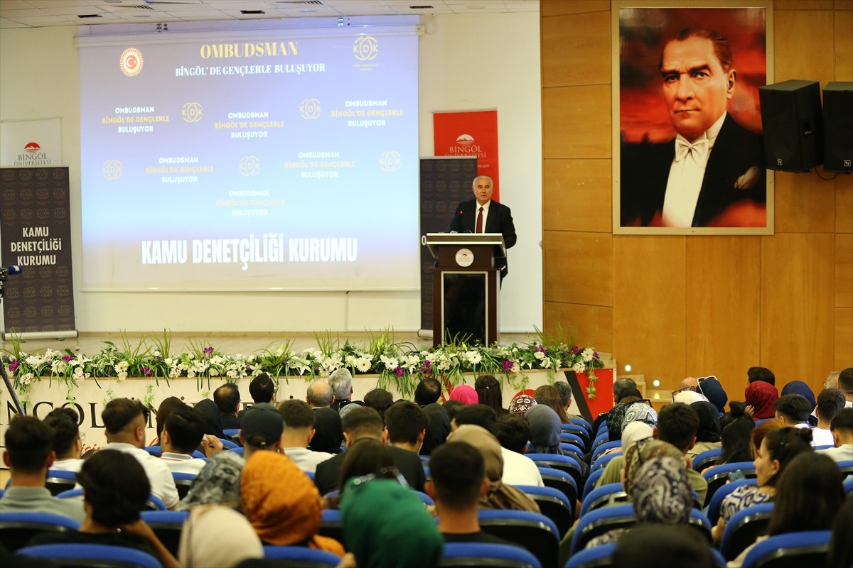 Kamu Başdenetçisi (Ombudsman) Mehmet Akarca, Bingöl Üniversitesi'nde düzenlenen "Ombudsman...