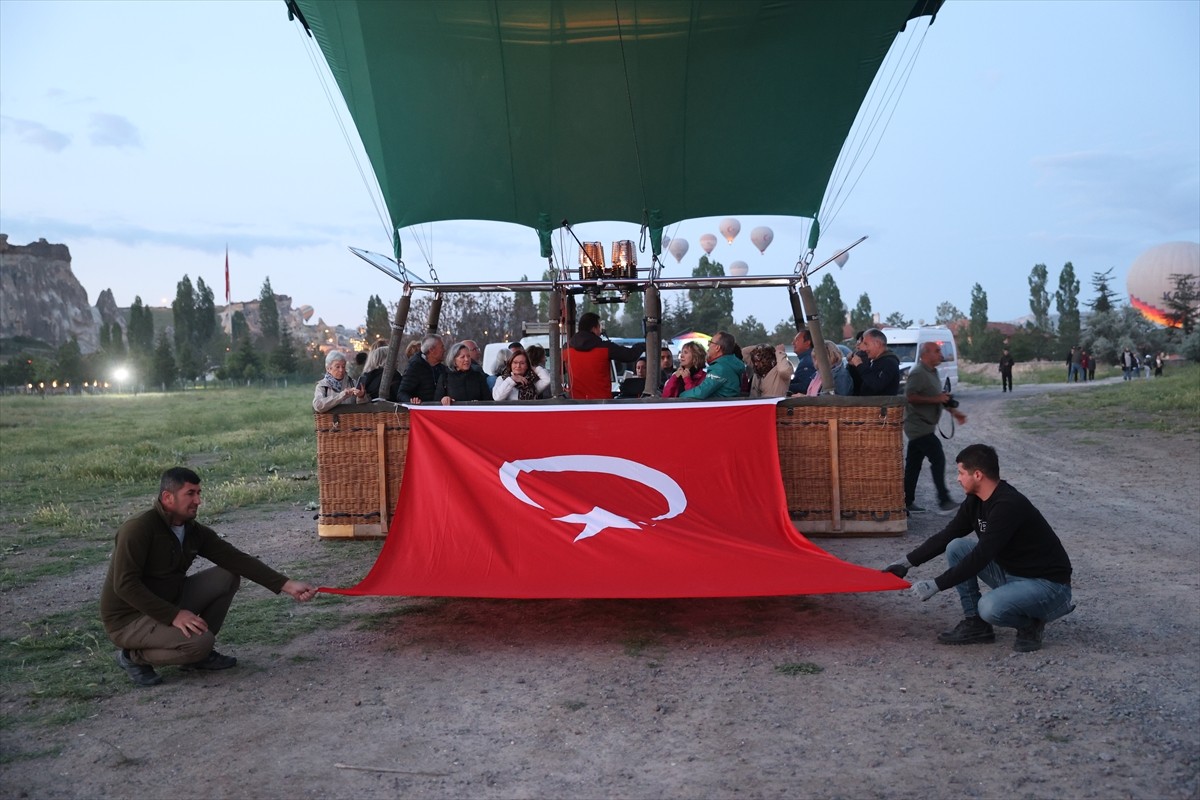 Kapadokya'da sıcak hava balonları, 19 Mayıs Atatürk'ü Anma, Gençlik ve Spor Bayramı dolayısıyla...
