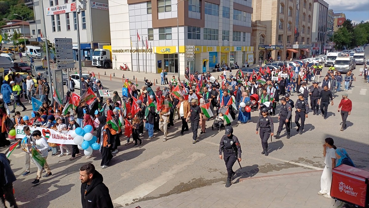 Karabük'te çocuklar, İsrail'in Gazze'ye yönelik saldırılarını protesto etmek ve Doğu Türkistan'a...