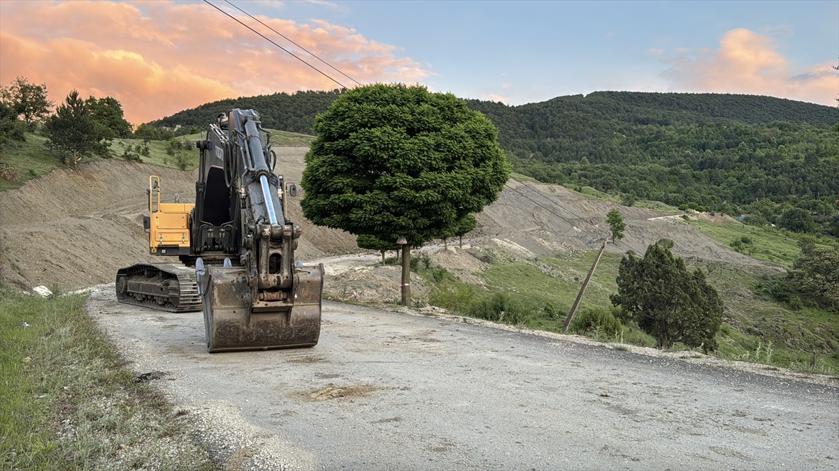 Karabük'te merkez ilçeye bağlı Şenler köyünün yolu, Salmanlar köyü yol ayrımından itibaren heyelan...