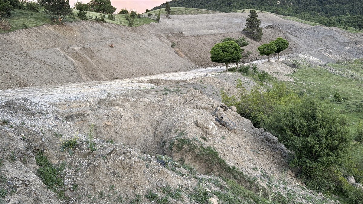 Karabük'te merkez ilçeye bağlı Şenler köyünün yolu, Salmanlar köyü yol ayrımından itibaren heyelan...