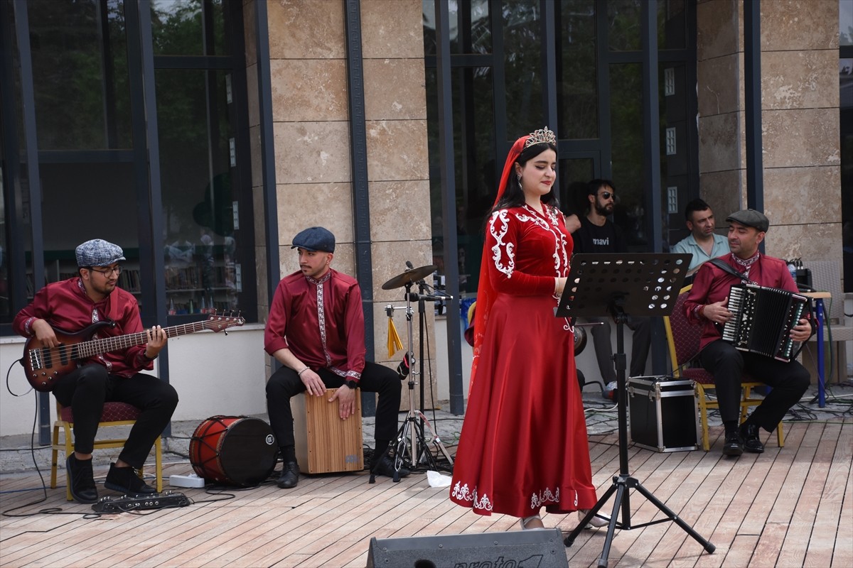 Karaman'da, 748. Türk Dil Bayramı ve Yunus Emre'yi Anma Etkinlikleri kapsamında dans gösterisi ve...