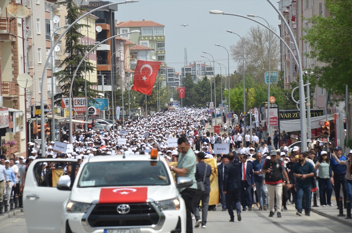 Karaman'da, 748. Türk Dil Bayramı ve Yunus Emre'yi Anma Etkinlikleri kapsamında yürüyüş ve dans...
