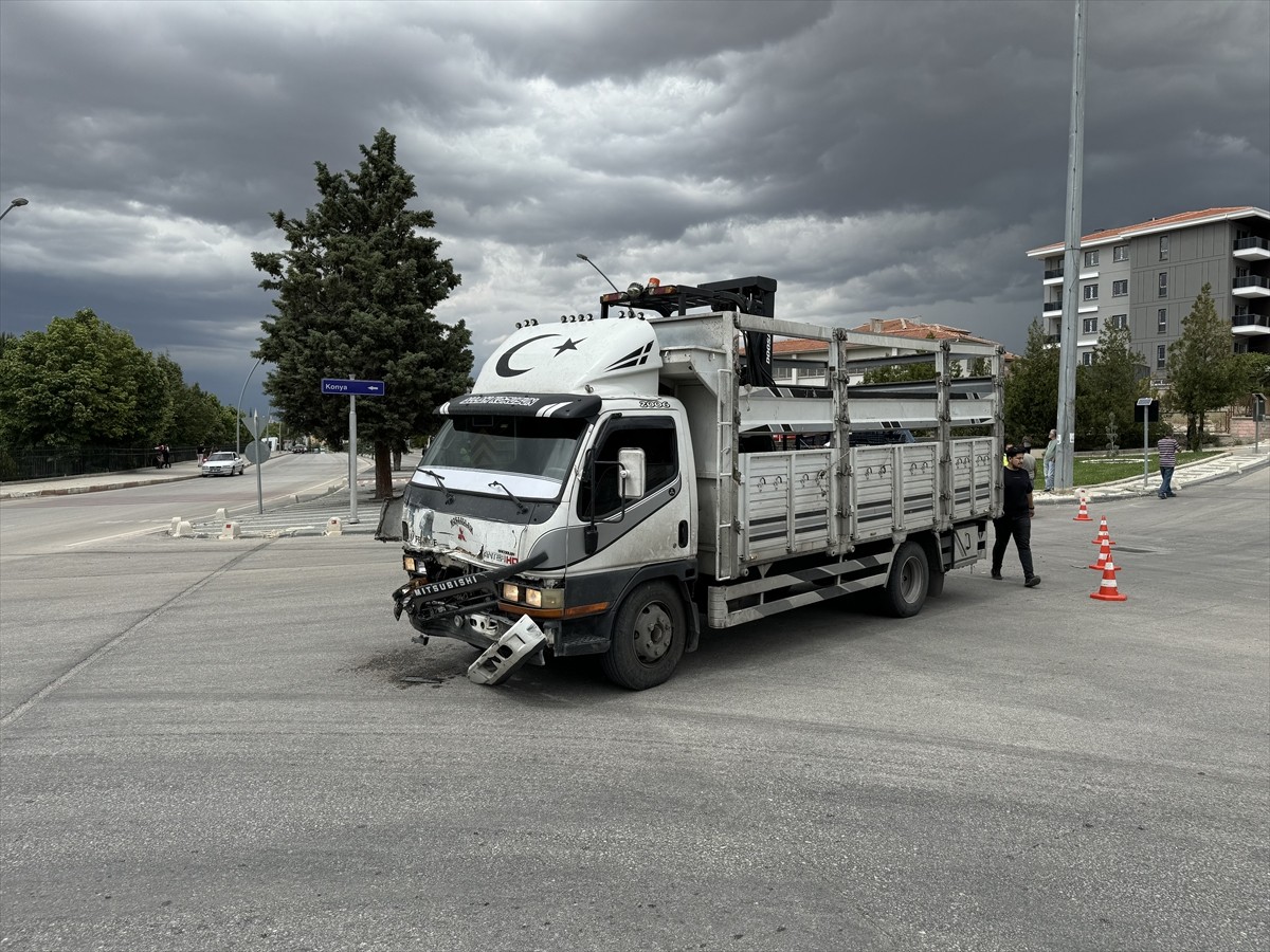 Karaman’da özel eğitim öğrencilerini taşıyan okul servis aracı ile kamyonetin çarpıştığı kazada...